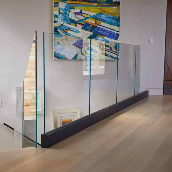 U プロファイルベース、LED ライト、ガラスフェンスデザインを備えた現代的なパティオガラス手すり